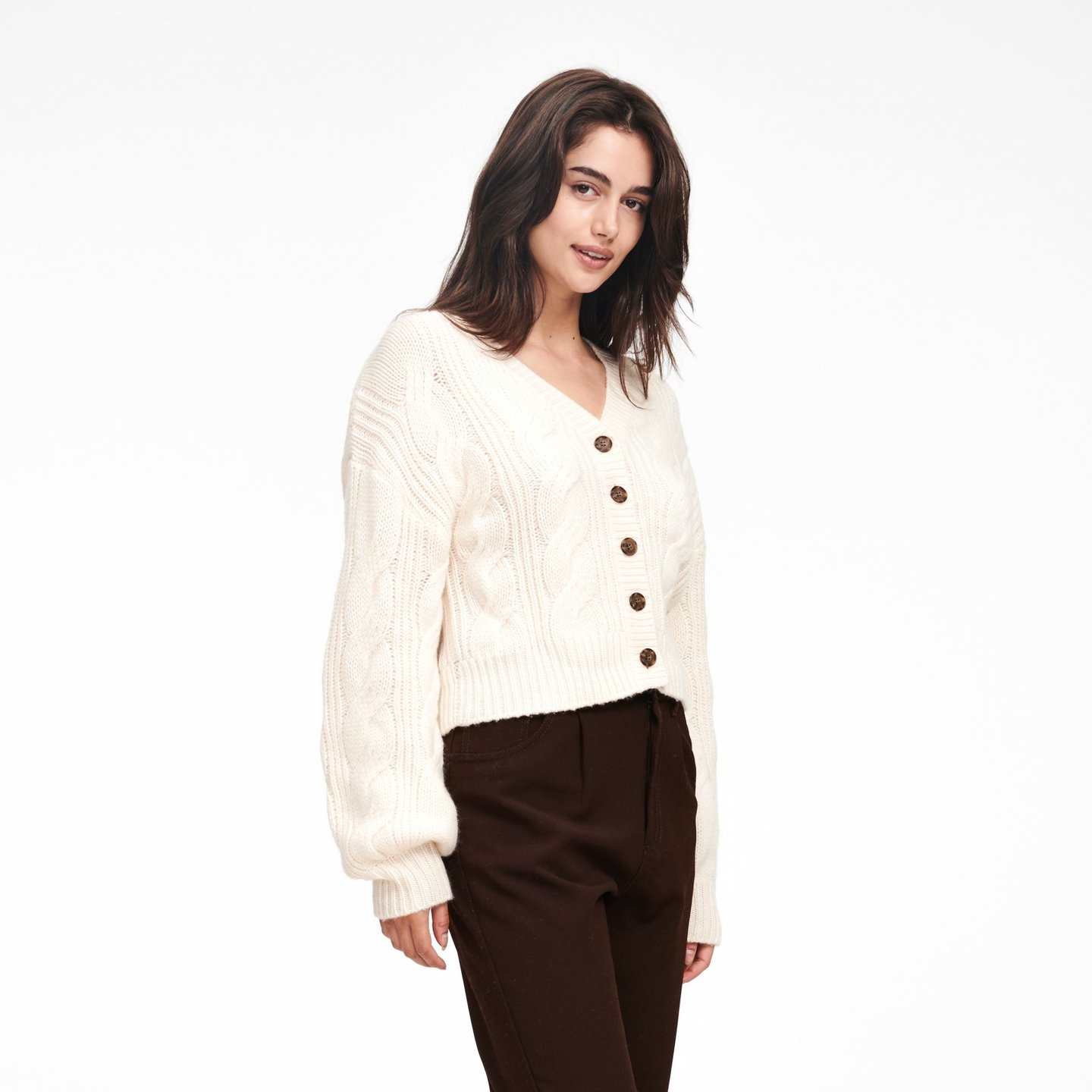 WE02148_CROPPED_CABLE_KNIT_CARDIGAN_WHITE_04_1440x.jpg